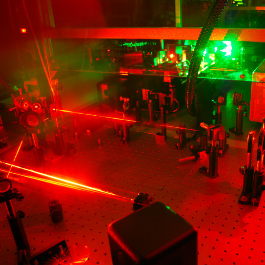 Rot leuchtender Laseraufbau