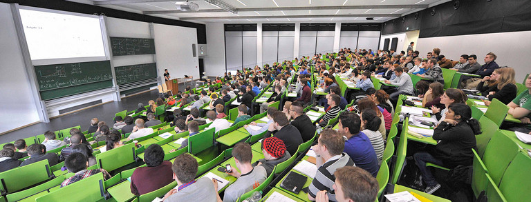 Studierende im Hörsaal Studierende sitzen in einer Vorlesung im Hörsaal.