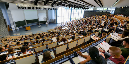 Audimax Studierende sitzen in einer Vorlesung im Audimax.